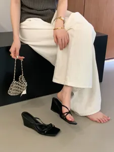 Vue détaillée de sandales compensées noires pour femmes, bout carré, style chic élégant.