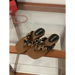 Sandales plates tendance à imprimé léopard pour femmes, chaussures de plage d'été confortables.