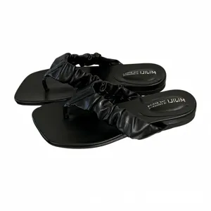 Femmes sandales plates noires entre-doigts ete plage chaussures avec bride froncee confort