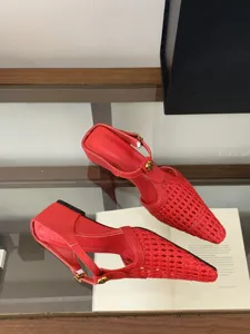 Elegantes zapatos mules slingback de punta tejidos rojos con tacón bajo para mujer
