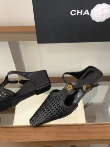 Vista detallada de mules negros con punta y cuña, zapatos elegantes para mujer muy cómodos.
