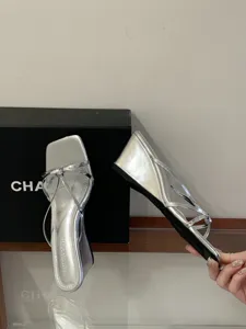 Sandales compensées à lanières fines et bout carré argenté style français chaussures