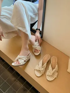 Sandales compensees pour femmes avec bride croisee elegante et noeud en beige et pois.