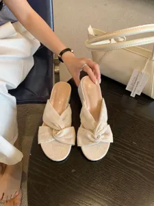 Sandales compensées beiges pour femmes, bout ouvert brides croisées chaussures d'été.