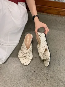 Sandales compensées à pois pour femmes, vue détaillée des chaussures chic ouvertes.