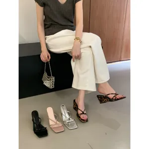 Sandales compensées à bout carré et brides fines, mules élégantes pour femmes de mode.