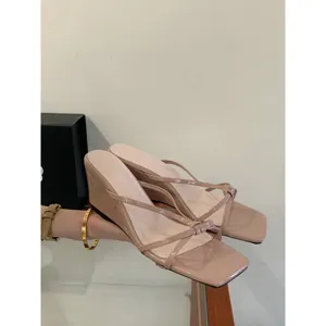 Sandales compensées à talons et bout carré avec brides fines en cuir vernis élégantes pour femmes
