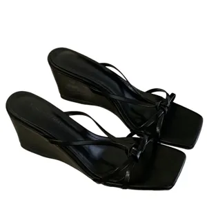 Sandales compensées noires à bout carré et brides fines, style élégant pour femme chic et mode.