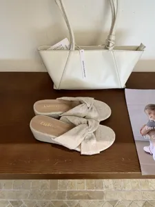 Sandales compensées élégantes pour femmes, avec brides croisées et bout ouvert. Chaussures d'été.