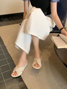Sandales compensées à brides croisées pour femmes, chaussures d'été élégantes et beiges.