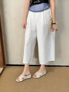 Vue détail de sandales mules compensées d'été pour femmes à brides croisées et bout ouvert.