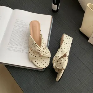 Sandales compensées à pois style français pour femmes chaussures d'été à bout ouvert élégantes