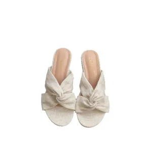 Sandales mules tressées à brides croisées et bout ouvert pour femmes, style chic d'été.