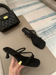 Μινιμαλιστικά μαύρα σανδάλια με τετράγωνη μύτη και τακούνι kitten, κομψές λεπτομέρειες.