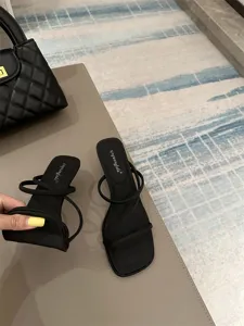 Ελεγαντα γυναικεια σανδalια με χαμηλο τακονι kitten heel και λεπτα λουρια, λεπτομερεια.