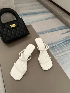 Kampsotes minimalistikes mules me tetragoni myti kai lepta louriakia kitten heels.