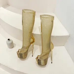 Vue détaillée de bottes à talons aiguilles plateforme résille dorée tendance pour femmes.