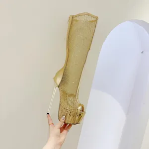 Bottes à talons hauts et plateforme en maille dorée, sandales stiletto bout ouvert.