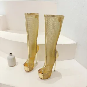 Bottes hautes résille dorée, talons aiguilles bout ouvert, détail chaussure mode.