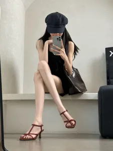 Detailansicht der dunkelroten Riemchen-Sandaletten, elegante Sommerschuhe für stilvolle Outfits.