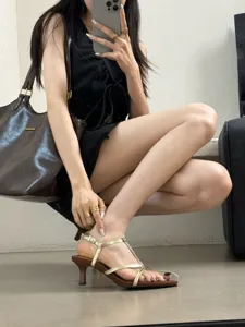 Elegante Damen Spitzes Pantoletten Sommer Dünner Riemen Römische Schuhe für modische Sommerlooks.