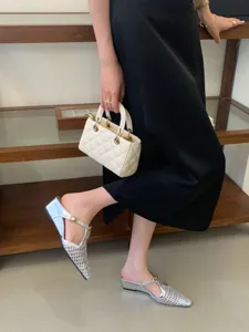 Mules plateadas trenzadas con punta fina, diseño chic calado, detalles elegantes de calzado.