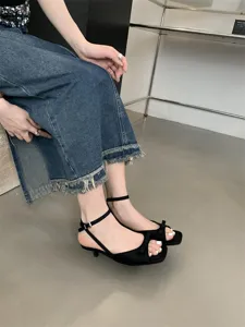 Elegante schwarze Kitten Heel Sandalchen mit Knöchelriemen und Schleife, offene Zehen.