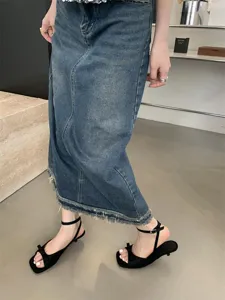 Detailansicht eleganter französischer Kitten-Heel-Sandalen mit süßer Schleife und Knöchelriemen.