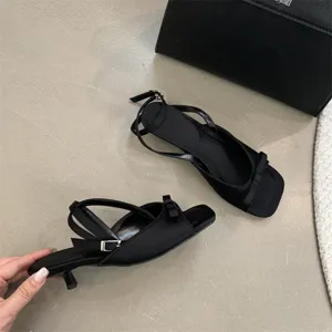 Französische Damen Kitten Heel Slingback Sandaletten mit eleganter Schleife für den Sommer.