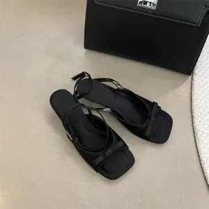 Schwarze französische Slingback-Sandalas mit schicker Schleife und elegantem Absatz.