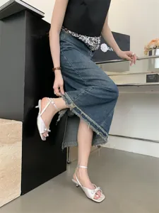 Französische Damen Kitten-Heel Sandalen mit Satinschleife und Knöchelriemen für den Sommer.