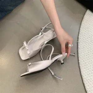 Elegante französische Satin-Sandalen mit Absatz, Schleife und Knöchelriemen für den Sommer.