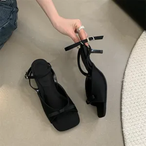 Schwarze Stiletto Sandalten mit eleganter Schleife und filigranem Knöchelriemen für Damen.