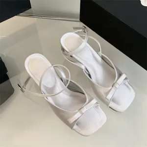 Französische schicke Slingback-Sandalen mit Absatz und elegantem Schleifendetail im Sommer.