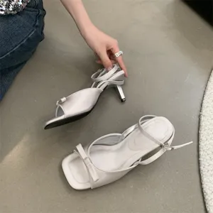 Französische schicke Satin-High-Heel-Sandalen mit Schleifendetail und Knöchelriemen.