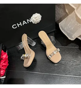 Vue détail des sandales à talons hauts en cristal transparent avec bride et talon épais.