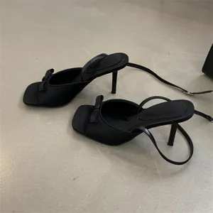 Französische elegante Stiletto-Sandalen mit Schleife und Knöchelriemen, offene Zehen.