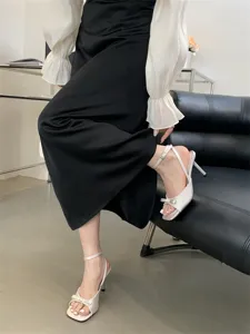 Elegante französische Schleife Knöchelriemen High Heel Sandalen Detailansicht im Sommer