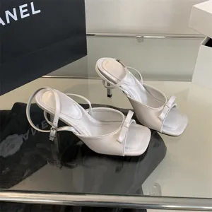 Weiße Stiletto High-Heel-Sandalen für Damen mit eleganter Schleife und Knöchelriemen.