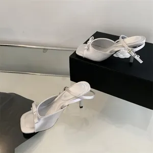 Elegante weiße Satin Slingback High Heels mit schicker Schleife und schlankem Stilettoabsatz.