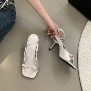 Französische Damen High Heel Sandalen, offene Zehen Stilettos mit süßer Schleife und Knöchelriemen.