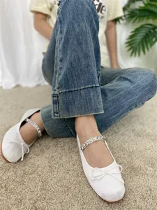 Scarpe basse Mary Jane da balletto bianche con cinturini in strass e fiocco, dettaglio lifestyle.