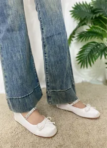Ballerine Mary Jane in raso bianco con cinturini strass e fiocco donna vista dettaglio.