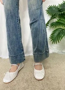 Scarpe basse Mary Jane in raso bianco con cinturino di strass brillanti e fiocco.