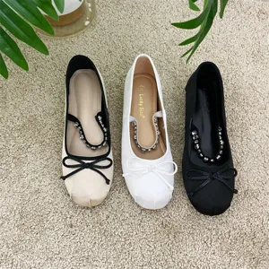 Scarpe Mary Jane da ballerina da donna con tacco largo, fiocco elegante e cinturino di perle.