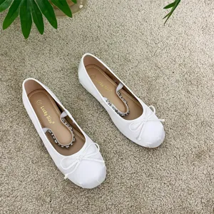 Scarpe Mary Jane da ballerina in satin bianco per donna con fiocco e cinturino.