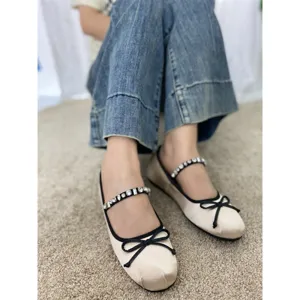 Eleganti scarpe basse Mary Jane in raso con cinturini in cristallo e fiocchi da donna chic.