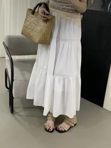 Vista dettagliata di sandali romani minimalisti retrò da donna con fibbia elegante e comoda.