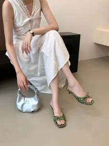 Mules de tacón kitten de lunares y lazo verde, sandalias de verano elegantes de punta cuadrada.