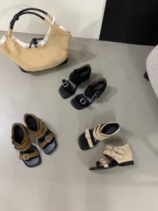 Vista dettagliata di sandali romani retro minimalisti da donna con fibbie in vari colori.